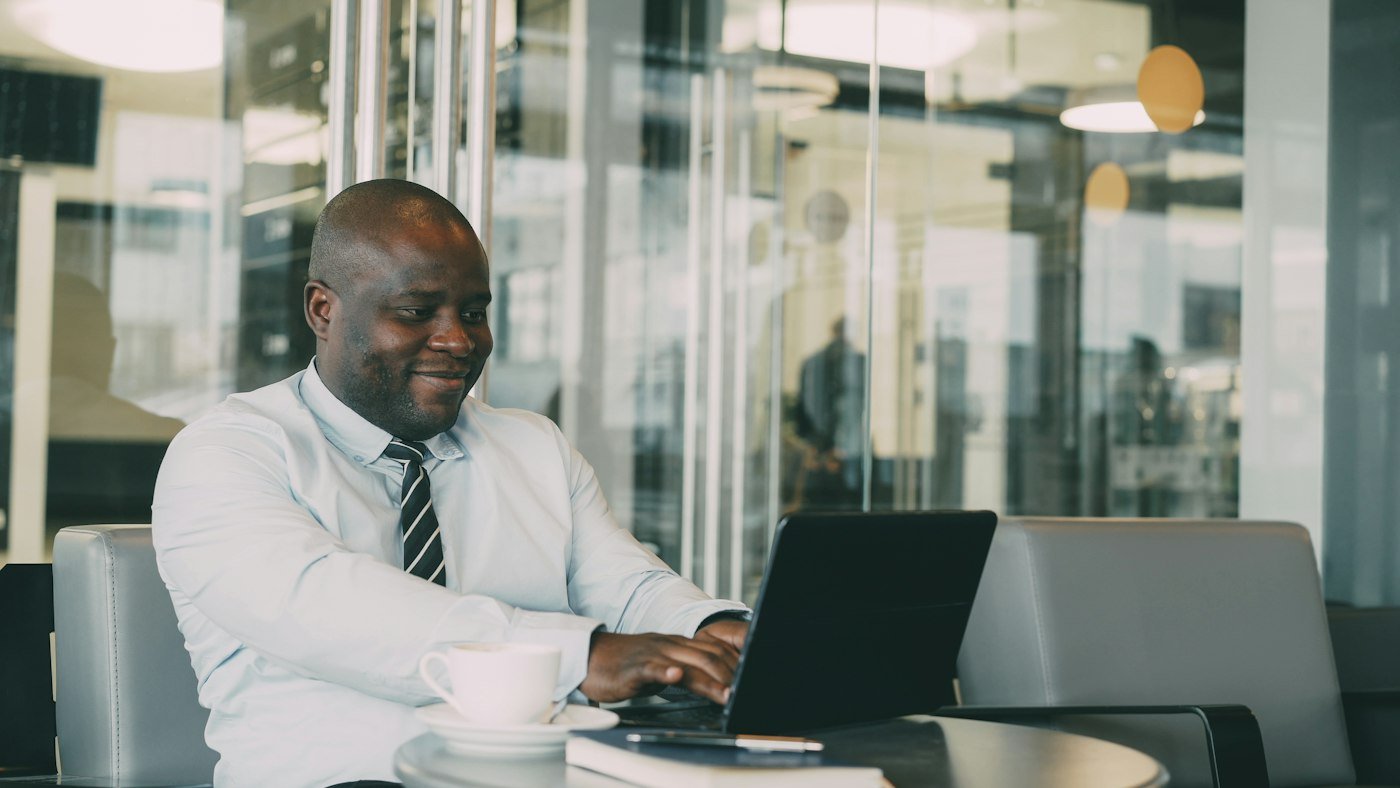 Homme d'affaires africain travaillant dans un bureau moderne