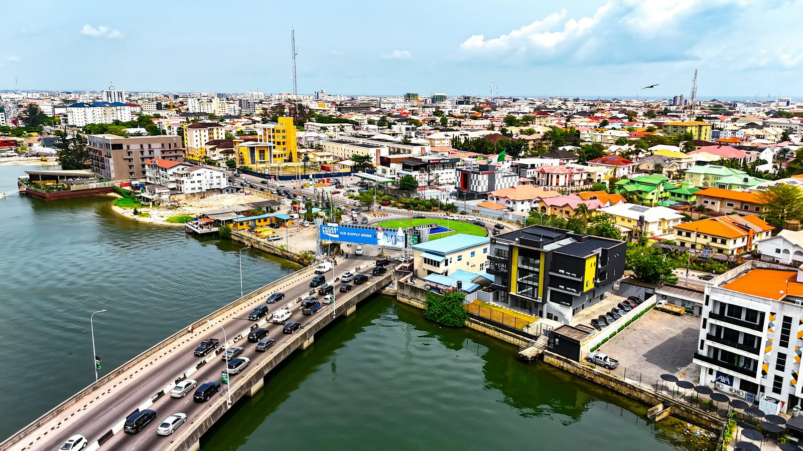 Vue aérienne d'une ville portuaire africaine